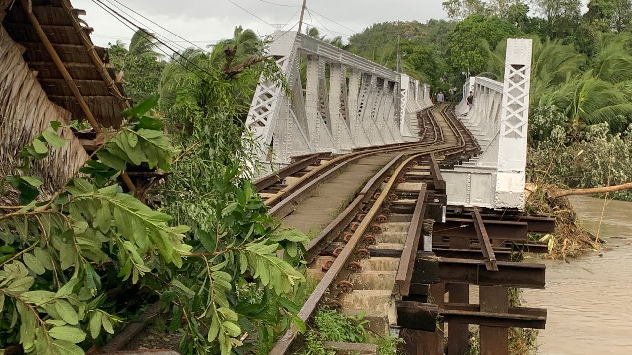 Nabaloktot 😱 🙏 Ang Mahabang Tulay ng tren, Dulot ng Bagyong Uwan, sa Ragay Camarines sur. PANOORIN 