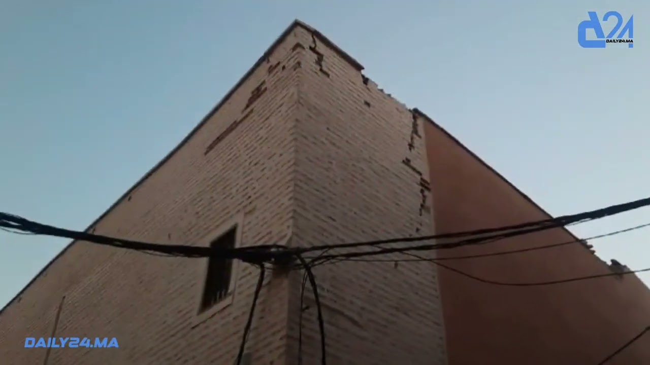 مراكش .. قوس متهالك بممر حي المواسين يهدد حياة السياح و أصحاب المحلات التجارية.