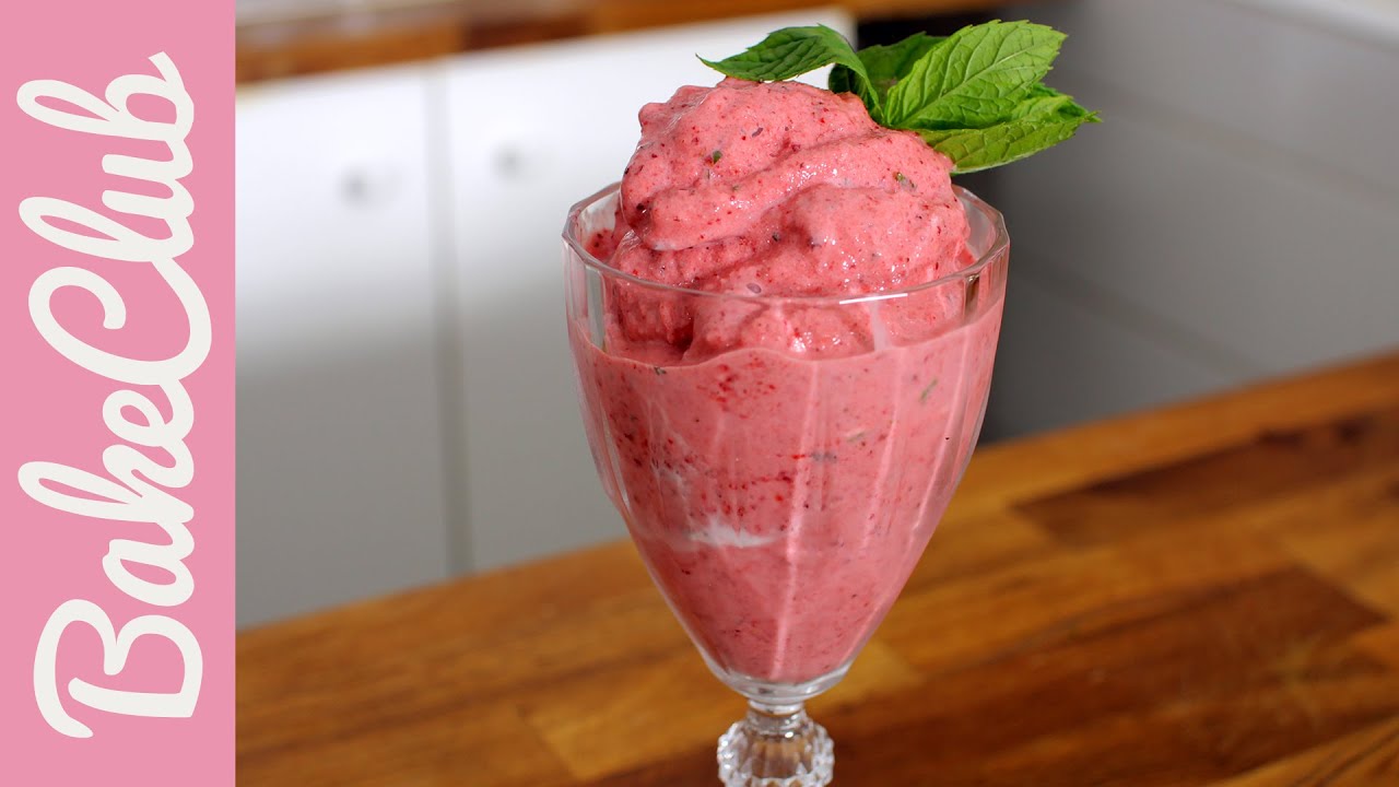 Selbstgemachtes Erdbeereis ohne Eismaschine | BakeClub