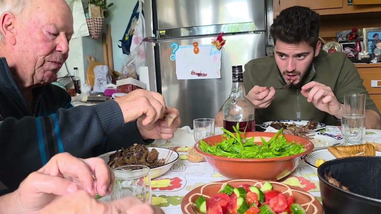 Σπεσιαλιτέ  Λαγός στιφάδο μην αρχίσετε το καημένο το ζωάκι   εγώ όπως πάντα χωρίς πιρούνι