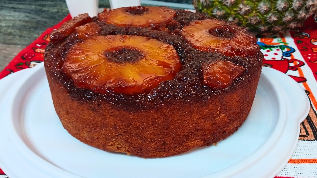 Bolo caramelizado de ABACAXI | fácil e rápido 
