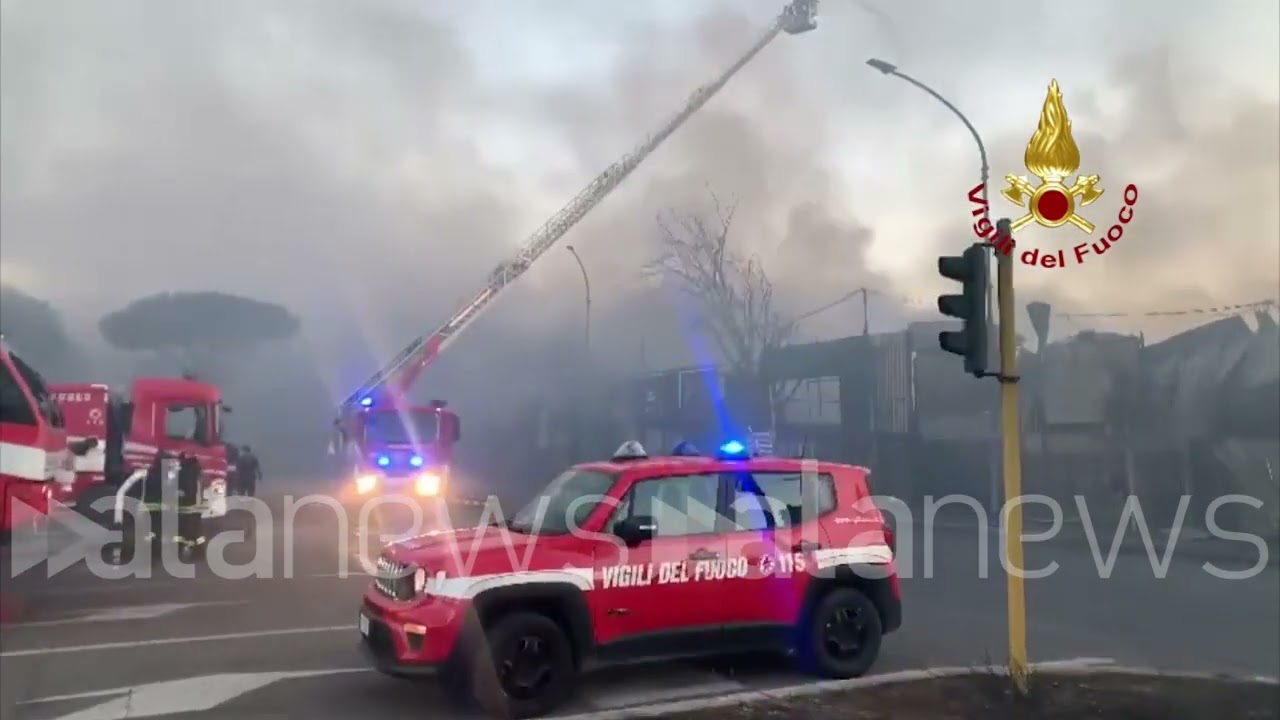 Incendio Roma, vigili del fuoco al lavoro in via Casalina
