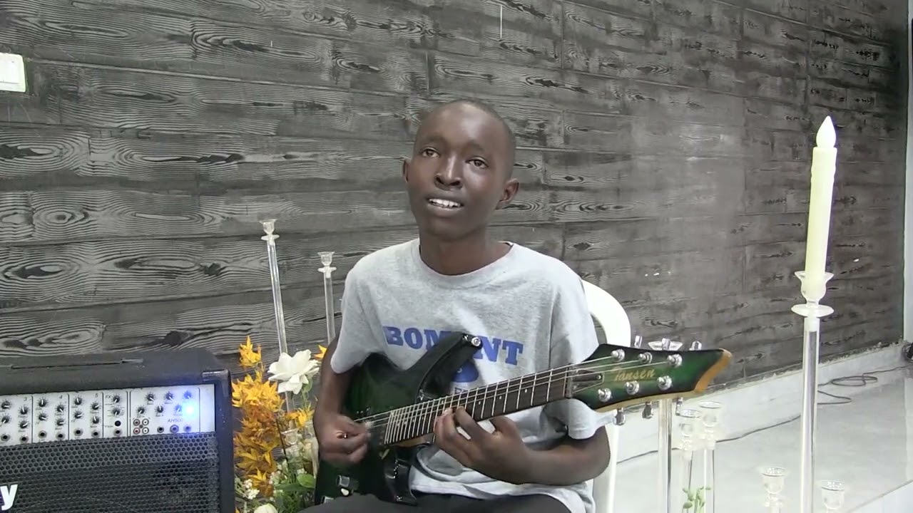 Dore umwana wambere Murwanda ufite ubuhanga budasanzwe mugucuranga guitar Solo  Aracuranga ukaba wa