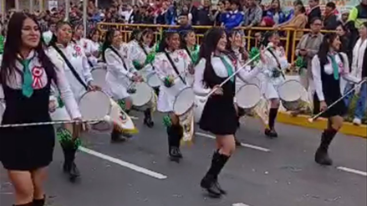 I.E. Walter Peñaloza 1255 de Huaycán en el corso del desfile de la Policía Nacional del Perú