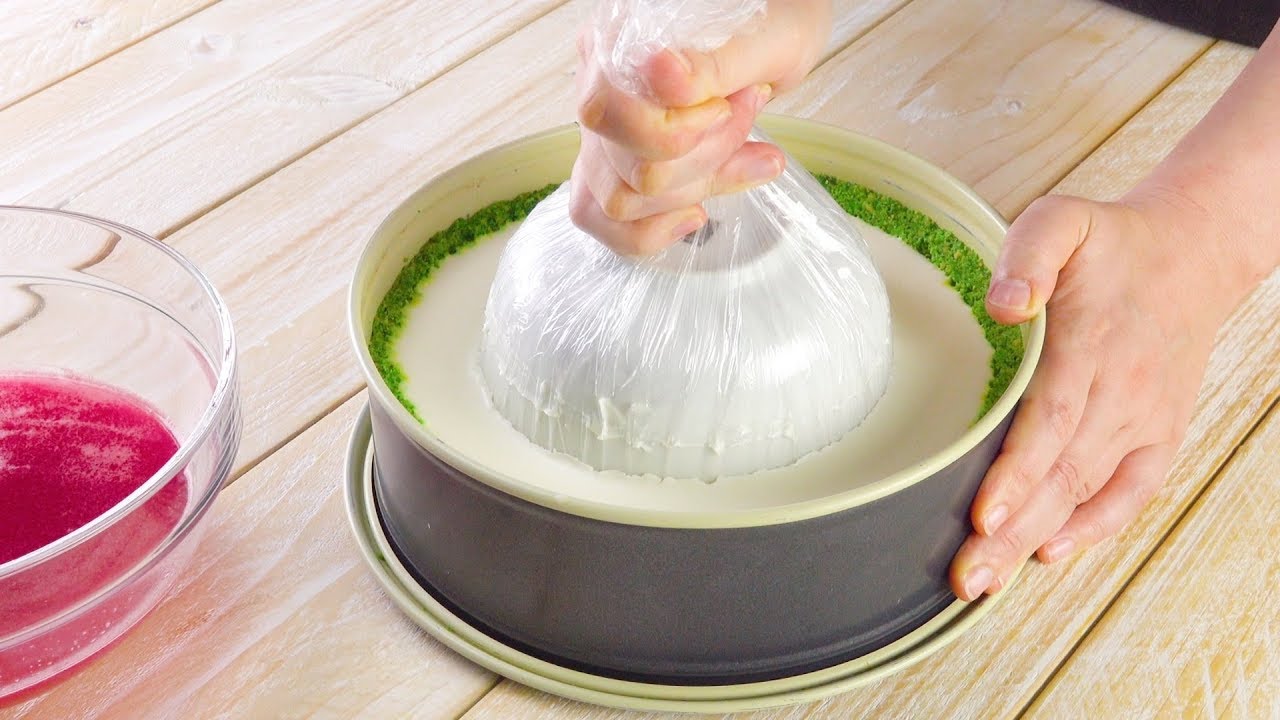 ボウルを型から引っこ抜く。これで壮観なスイーツができあがる。