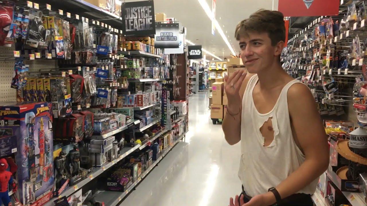 МАЛЬЧИК СТАНОВИТСЯ СОБСТВЕННОСТЬЮ СОТРУДНИКА WALMART!!!