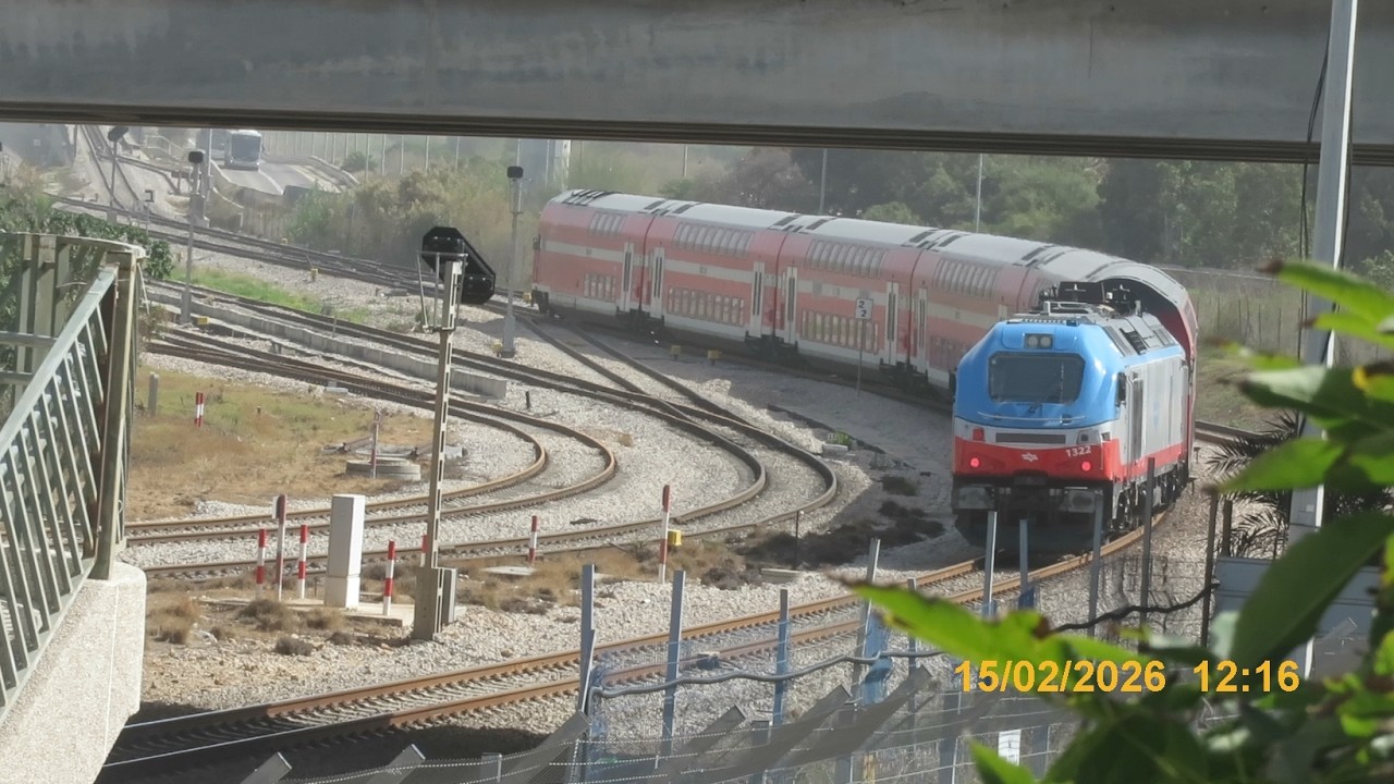 קטר 1322 דוחף קרונות DD לכרמיאל ביציאה מתחנת הרכבת חיפה מזרח רכבת מס'452 15.2.26