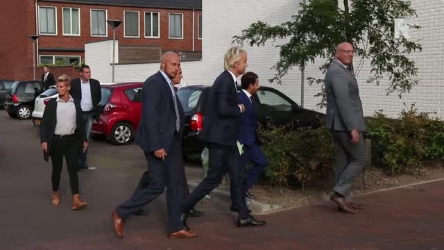 Geert Wilders brengt verrassingsbezoek aan onrustige wijk Maassluis