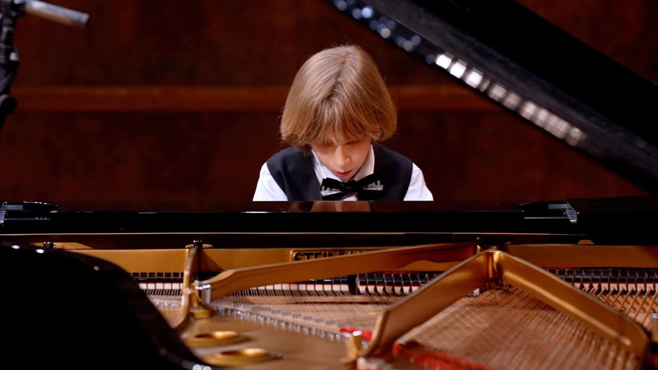 Kolarac - Étincelles, Op. 36 No. 6 (Sparks) by Moritz Moszkowski (official video)