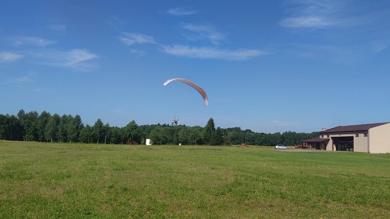 Motolotnia 2021 - paralotnia w wstającej termice w oczach obserwatora (microlight)
