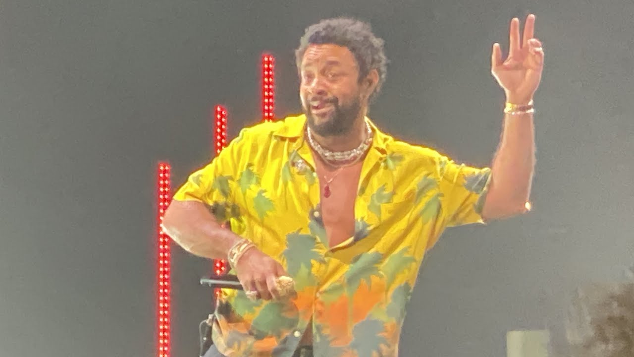 Shaggy performing It Wasn’t Me live at iHeartRadio Jingle Ball 2023
