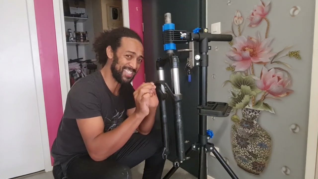 طريقة فتح و تنظيف ممتص الصدمات للدراجة 🚵‍♂️