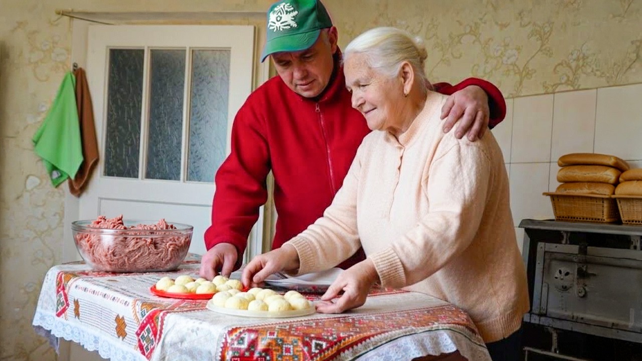 85-Year-Old Mother Grateful to Her Son for His Love and Care — Life in a Mountain Village