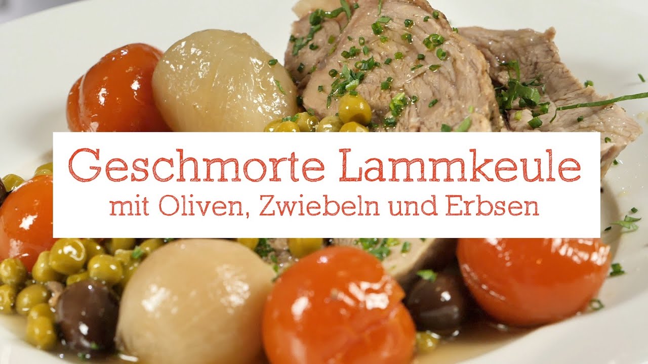 Geschmorte Lammkeule mit Oliven, Zwiebeln und Erbsen
