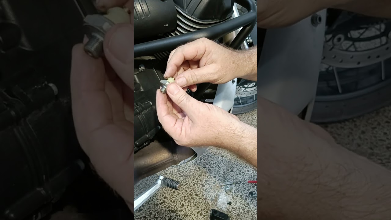 sustituir el sensor de mínima presión de la Moto Guzzi V85TT.