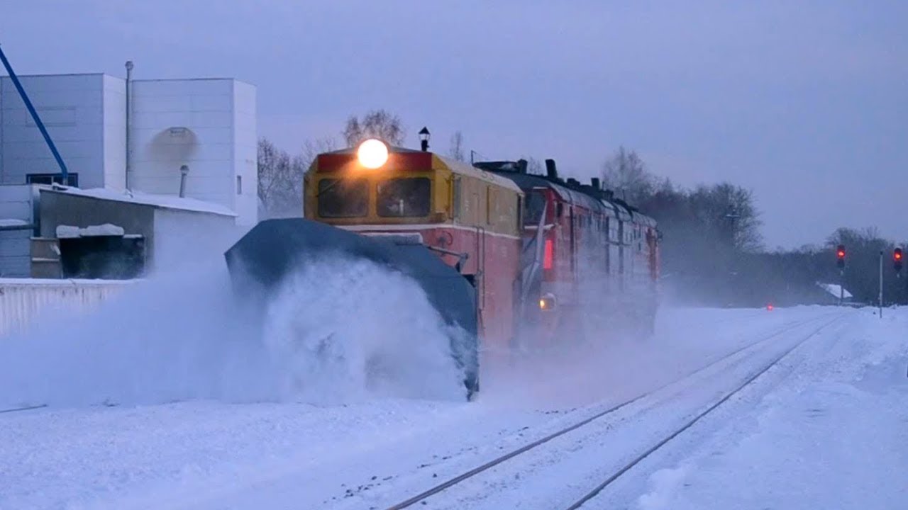 Как убирают снег на железной дороге / TRAIN vs SNOW!