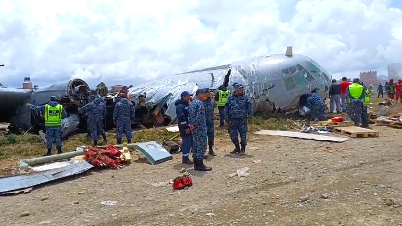 Fuerte resguardo militar al Avión Hércules que cayo en El Alto vecinos molestos contra Rodrigo Paz
