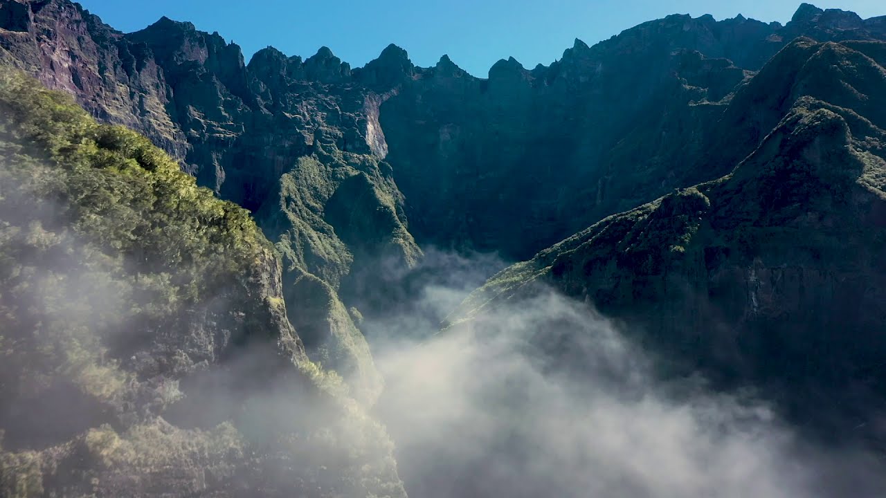 Les trois salazes, wingsuit base-jump,  Ile de la Réunion