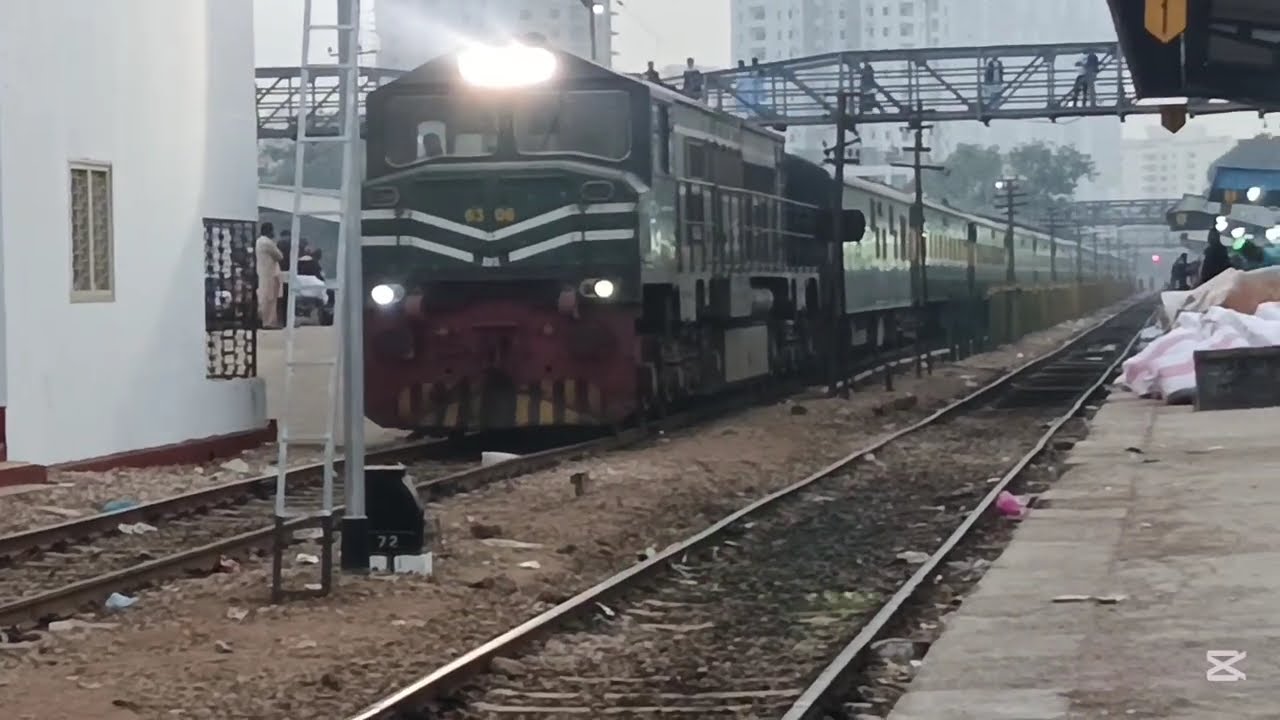 Trains Action Pakistan Railways || Karachi Express Departure from Railway Station