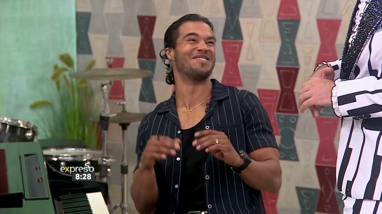 Jonathan Roxmouth teaches Expresso Presenters How to Play Piano