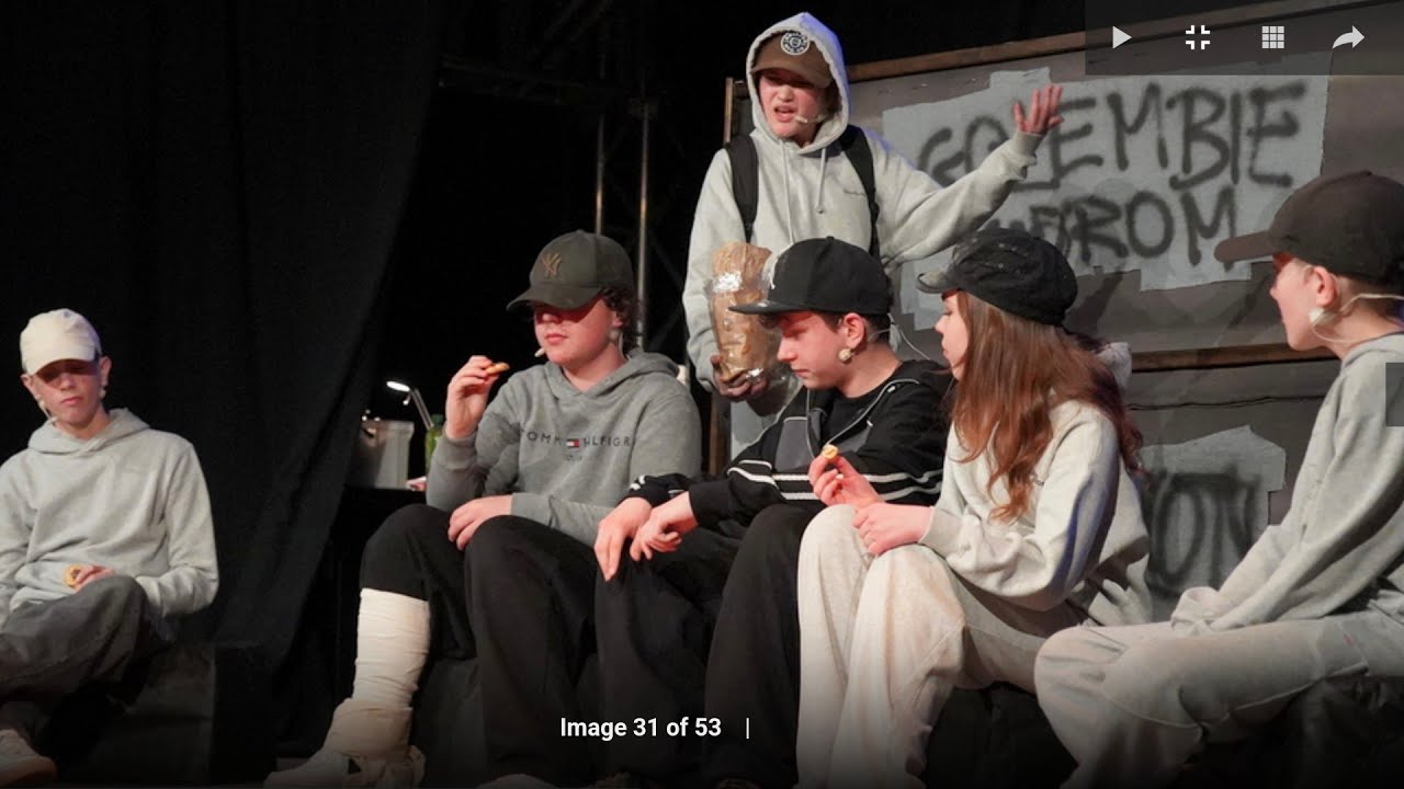 1. Przegląd Teatr&oacute;w w CeKA - wstęp uczni&oacute;w SP nr 3 w Środzie Śląskiej