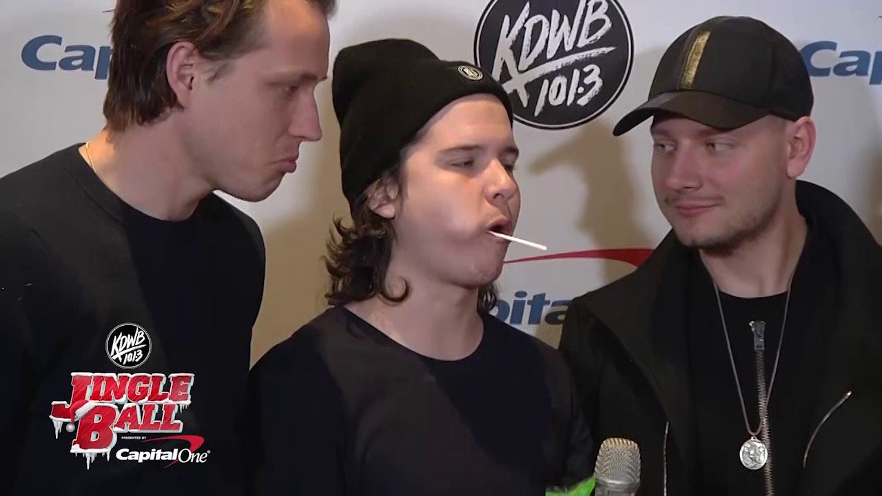 Lukas Graham opens their Christmas stocking with Raven backstage at #KDWBJingleBall