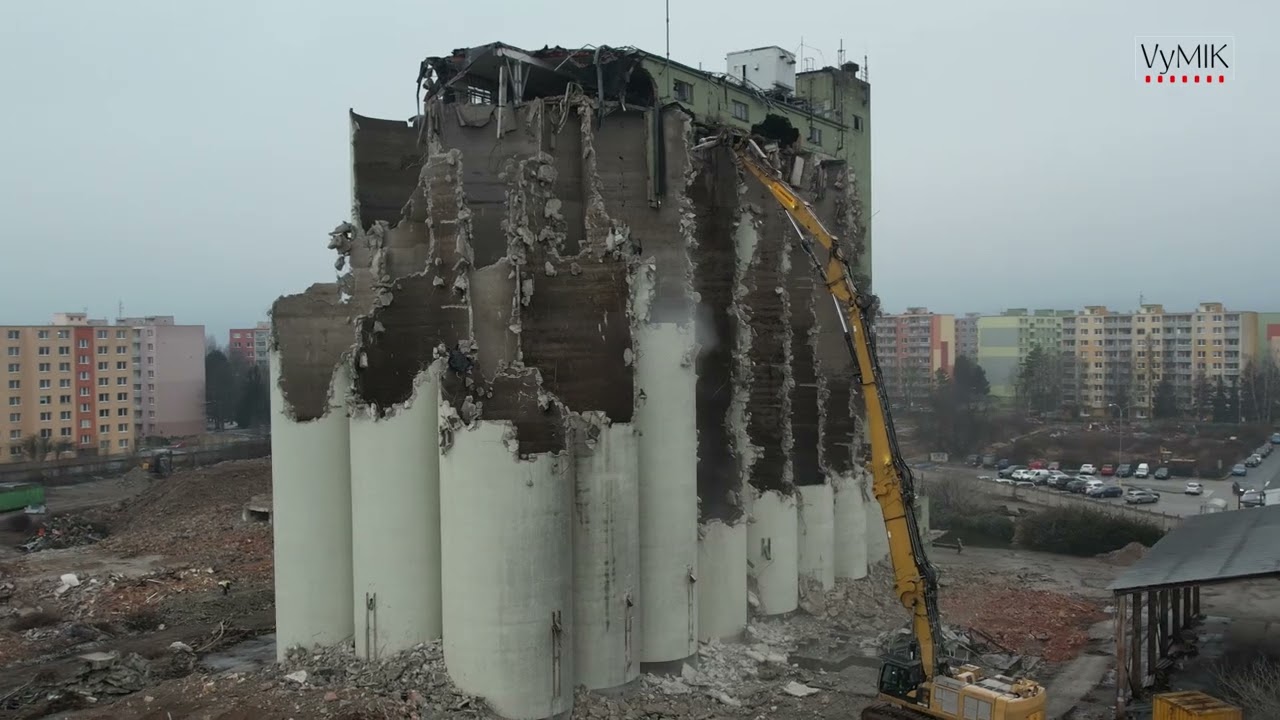 Demolice bývalého areálu Lukromu.