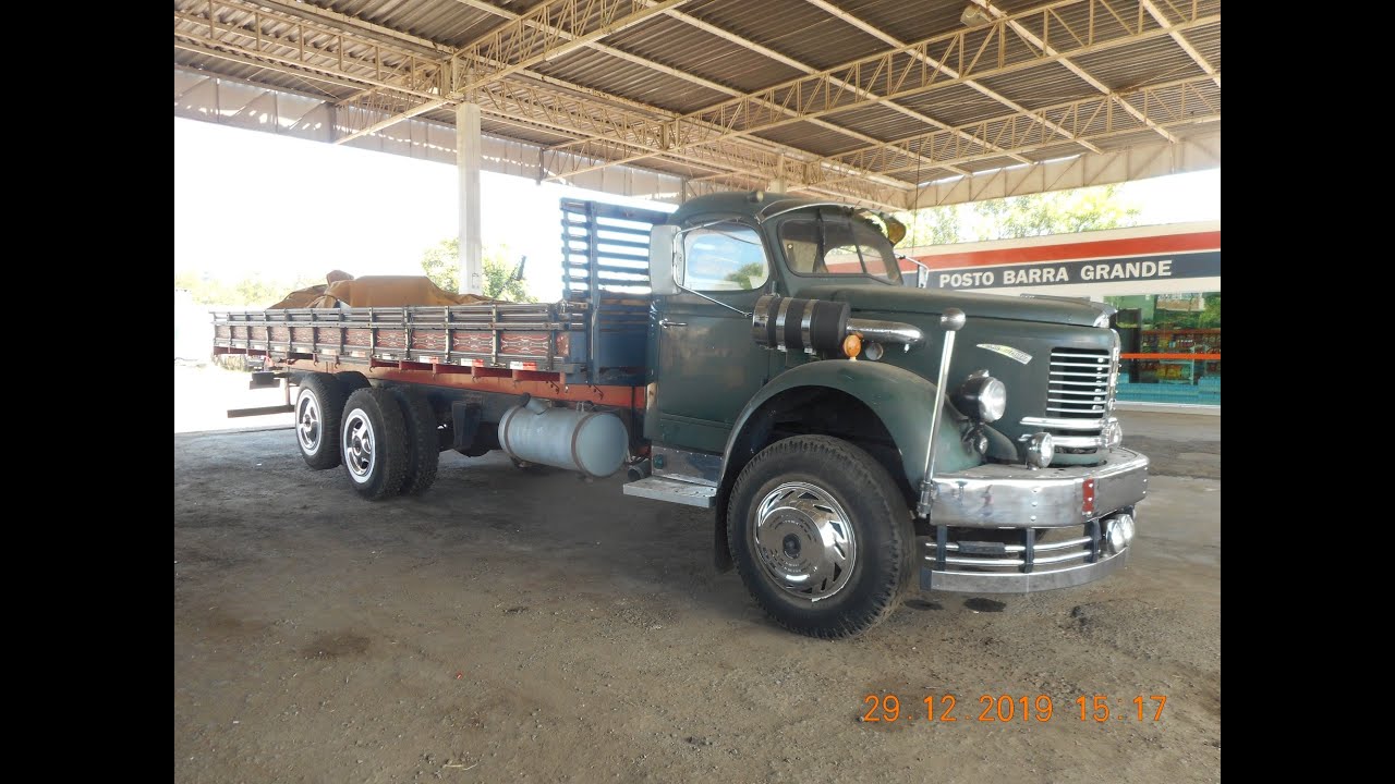Caminhão antigo REO ano 1952 no Bairro dos França