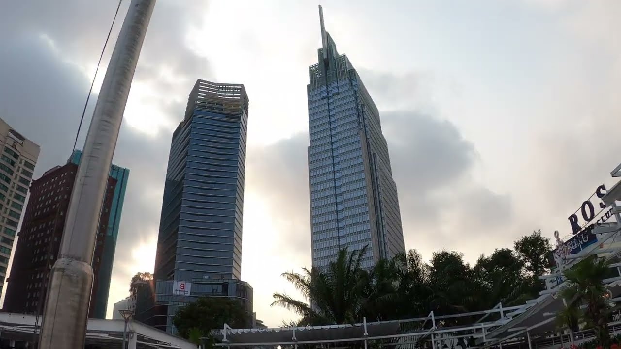 越南胡志明市第一郡西贡河码头 毗邻阮慧步行街 胡志明金融塔 陈兴道雕像 是年轻人打卡必来之地 也是外国游客必到的景点 坐游轮喝咖啡吃晚餐非常浪漫