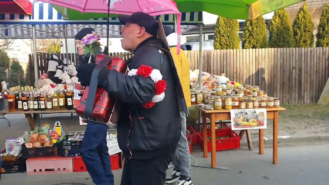 SPONTANICZNIE i bardzo wesoło z ulicznym grajkiem na Jarmarku Końskim w Skaryszewie 19 02 2024
