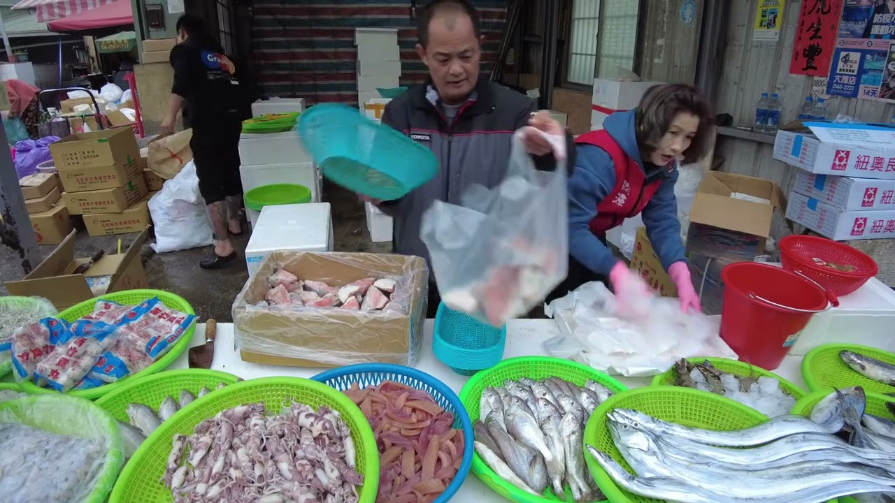 魚還沒擺好就被買走，阿源快笑不出來  阿源海鮮拍賣@台中大雅市場