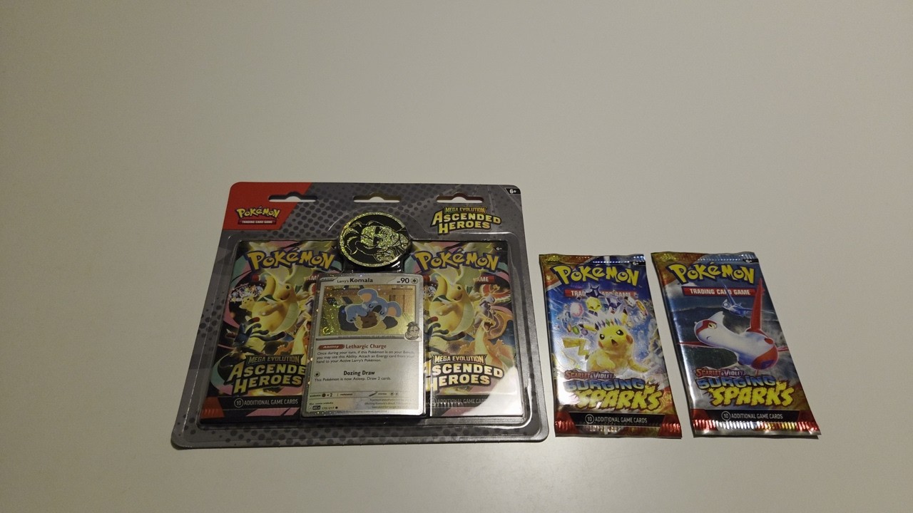 Avataan Pokémon-kortteja: Larry's Komala 2-pack blister & Surging Sparks booster, 2 kpl