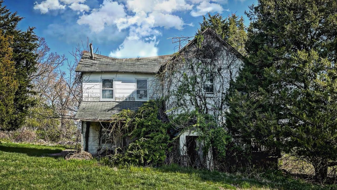 Packed Abandoned House on A Hill Up North in Pennsylvania *Strange Stairs in Basement