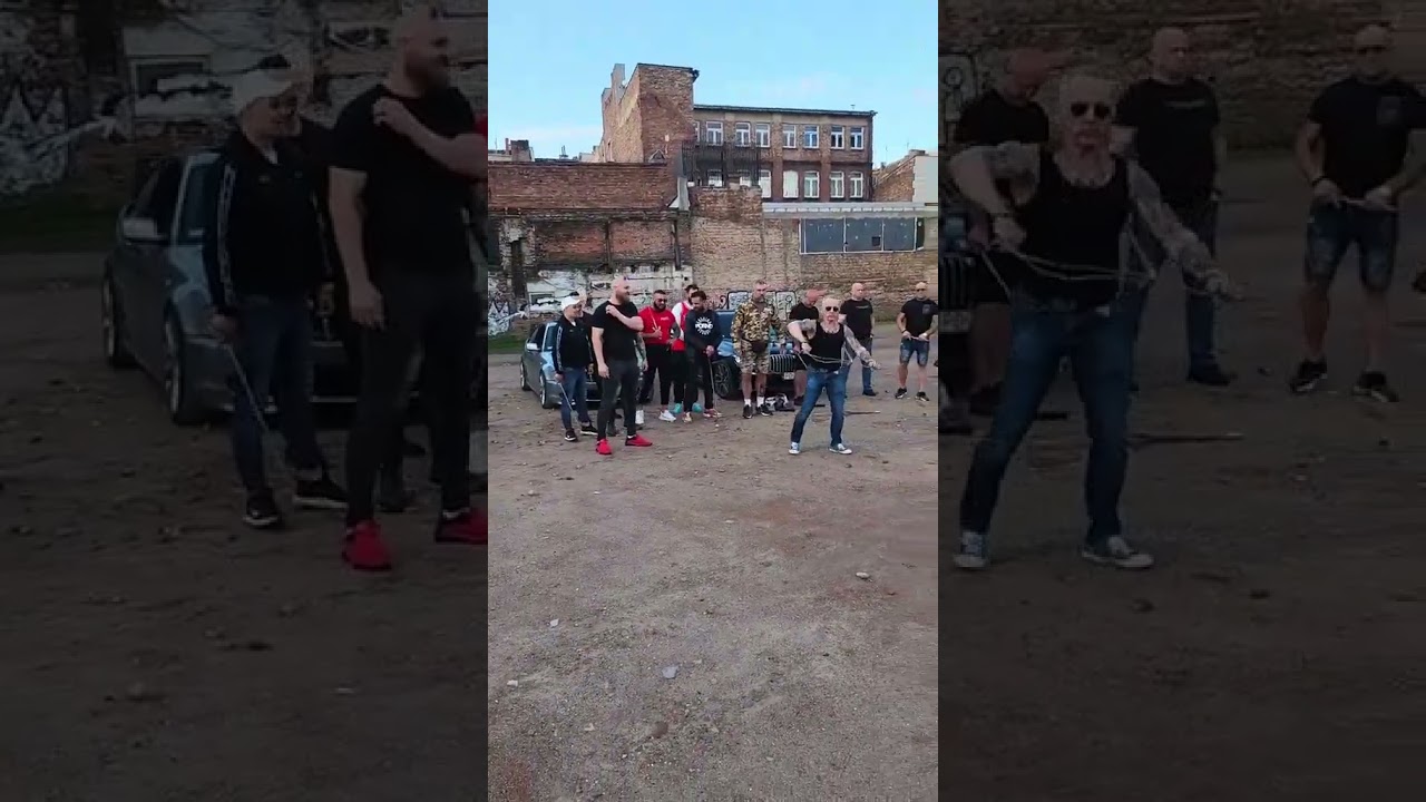 Poznański gangster Western pokazuje jak wykorzystywać białą broń #shorts #gangster #western #poznań
