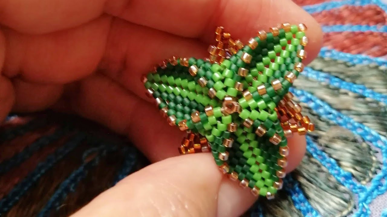 Flor tres pétalos tridimensional, técnica mixta peyote y espina de pez