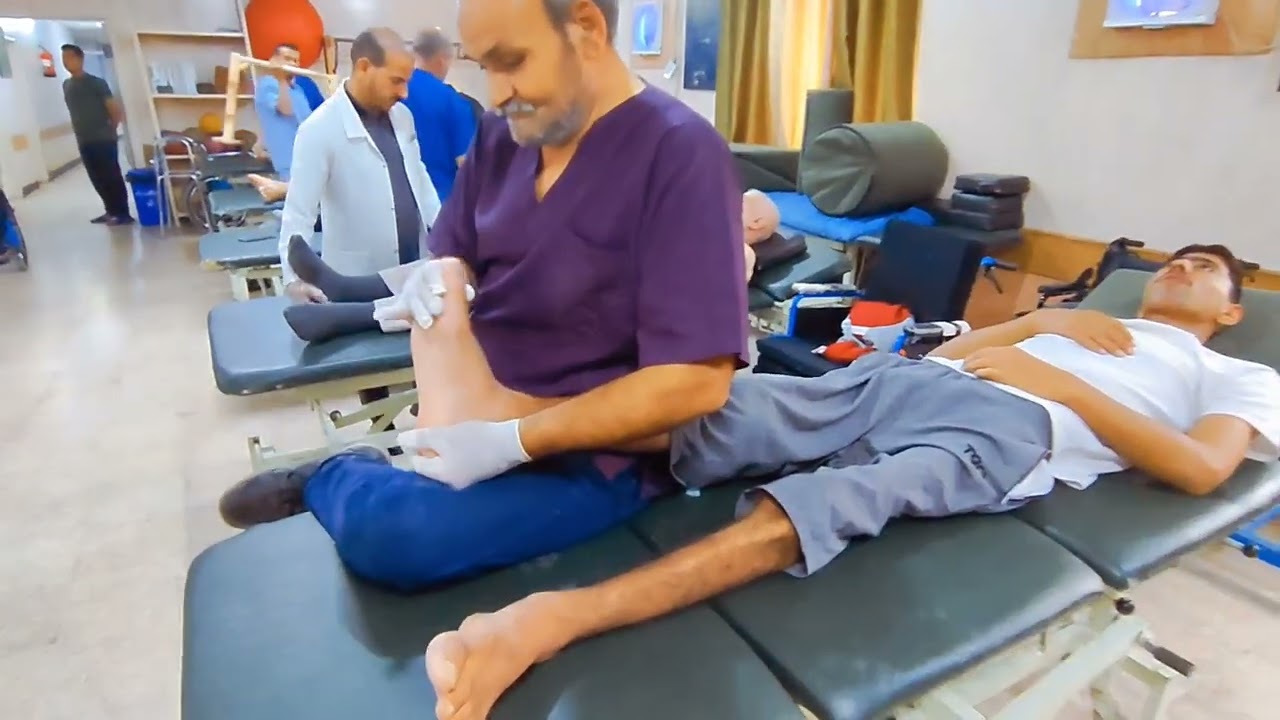 تواصل ملاكات شعبة العلاج الطبيعي في مستشفى ابن القف إجراء تمارين العلاج الطبيعي للمرضى الراقدين.