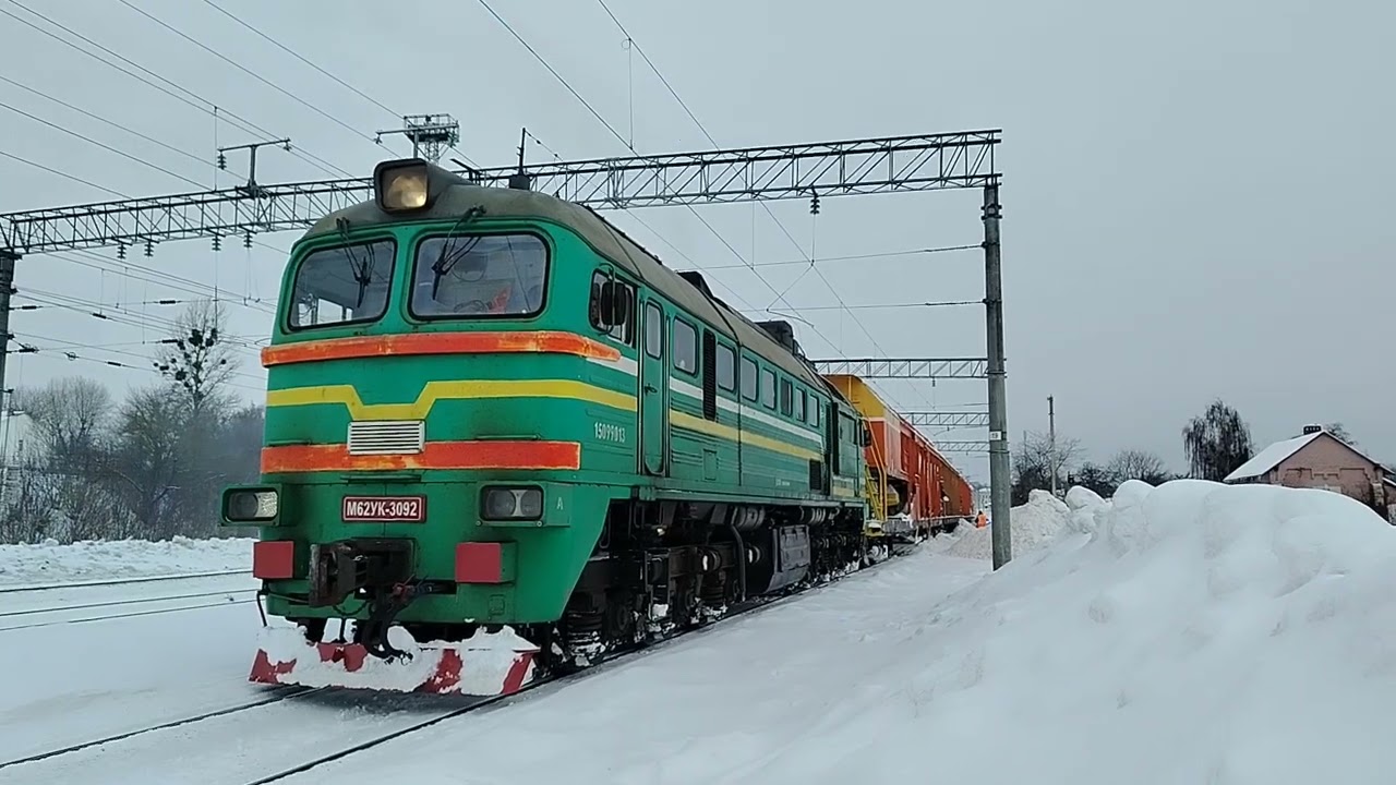 М62УК-3092 и СМ2-238 убирают снег на станции Березина. 