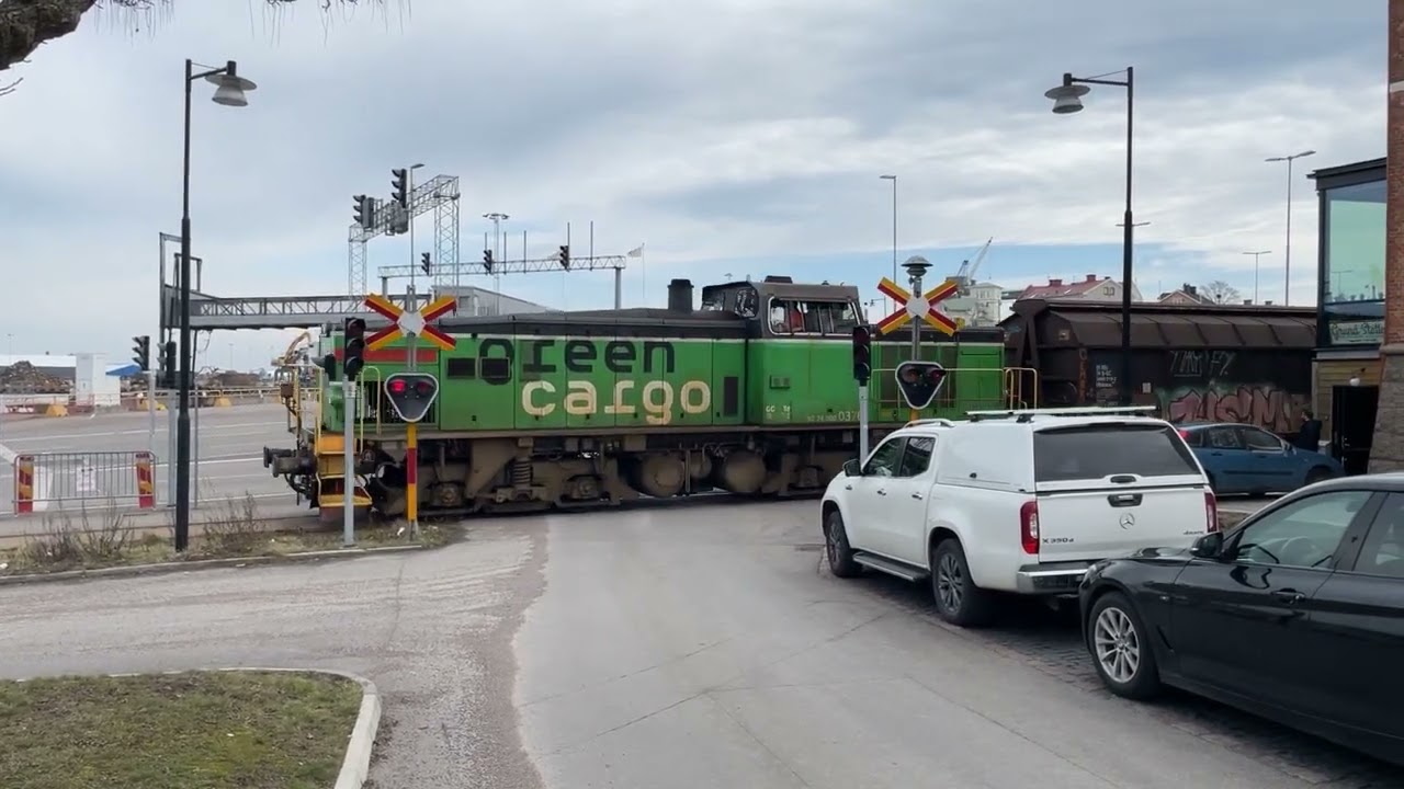 Järnvägsövergång i Oskarshamn med godståg - Swedish level crossing