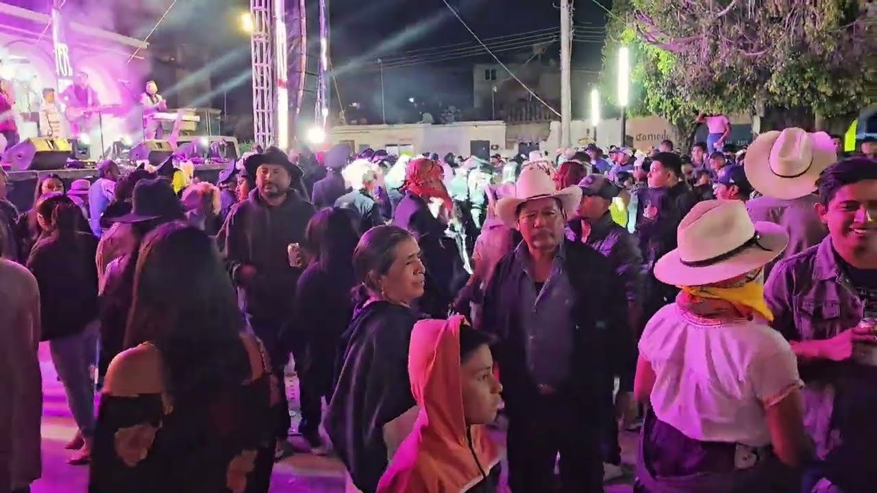 EN LA NOCHE SAN JUAN MIXTEPEC CARNAVAL MUSICA CHILENA MIXTECA OAXACA MEXICO PETER JUNIOR Y SU VERANO