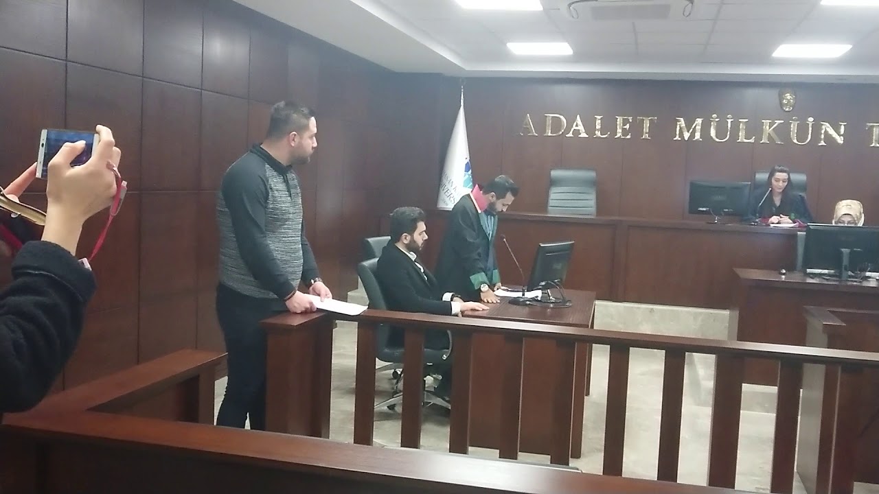 Temsili mahkeme salonu. Hukuk &ouml;ğrencileri b&ouml;yle eğitim g&ouml;r&uuml;yor