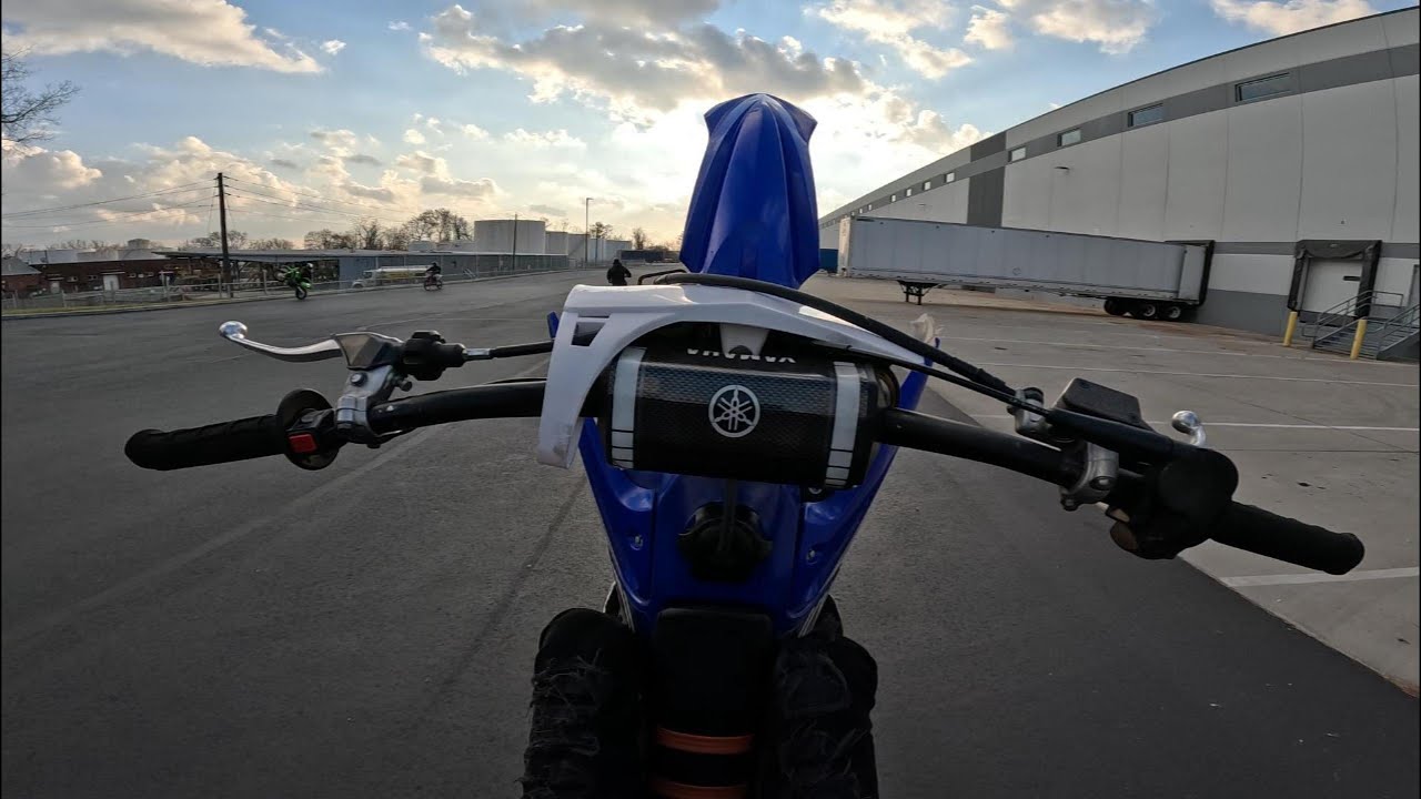 ДЕНЬ НА МОТОЦИКЛЕ YZ125 С ДЕТЬМИ! * УЧИМ ЕЗДИТЬ НА ВИЛЛИ *