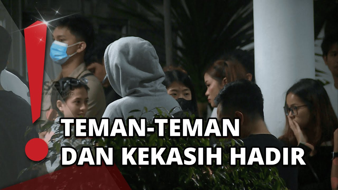 Keluarga-Sahabat Berkumpul di Rumah Sakit usai Lula Lahfah Meninggal