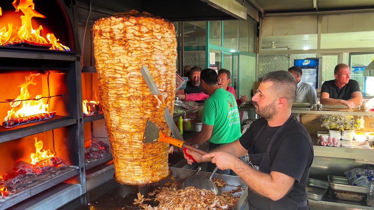 Ludzie ustawiają się w kolejce, by zjeść ten Doner Kebab! Niesamowity Doner Kebab na drewnie