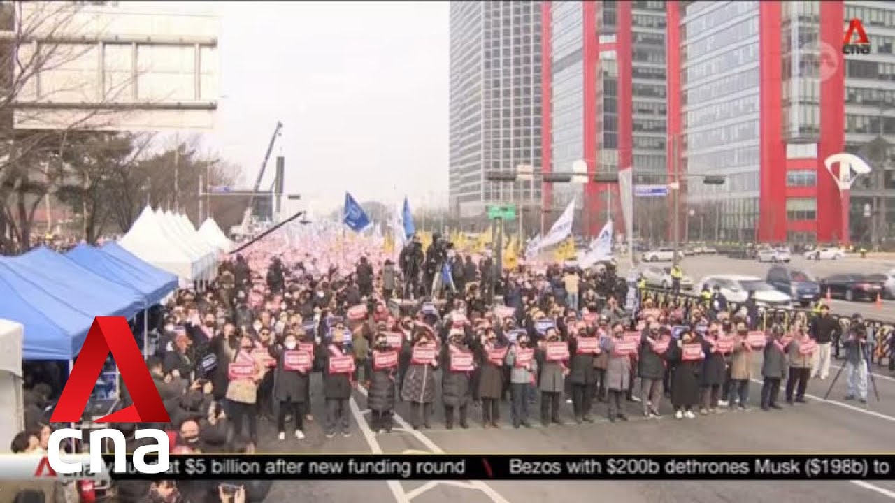 South Korean senior doctors quit, escalating crisis as govt begins revoking trainee licences