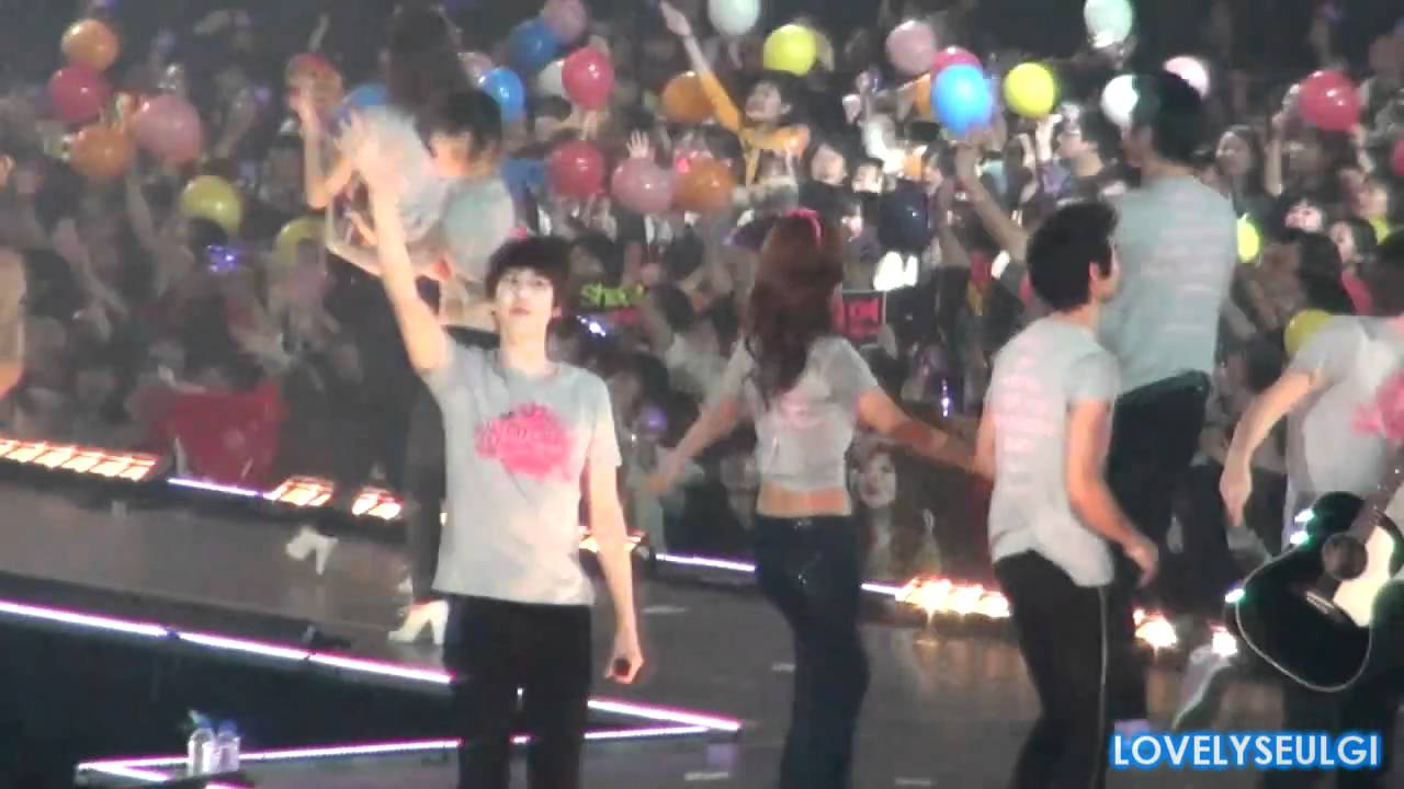 SHINee Minho SNSD Yuri - MinYul moments at SM Town Tokyo (110126)