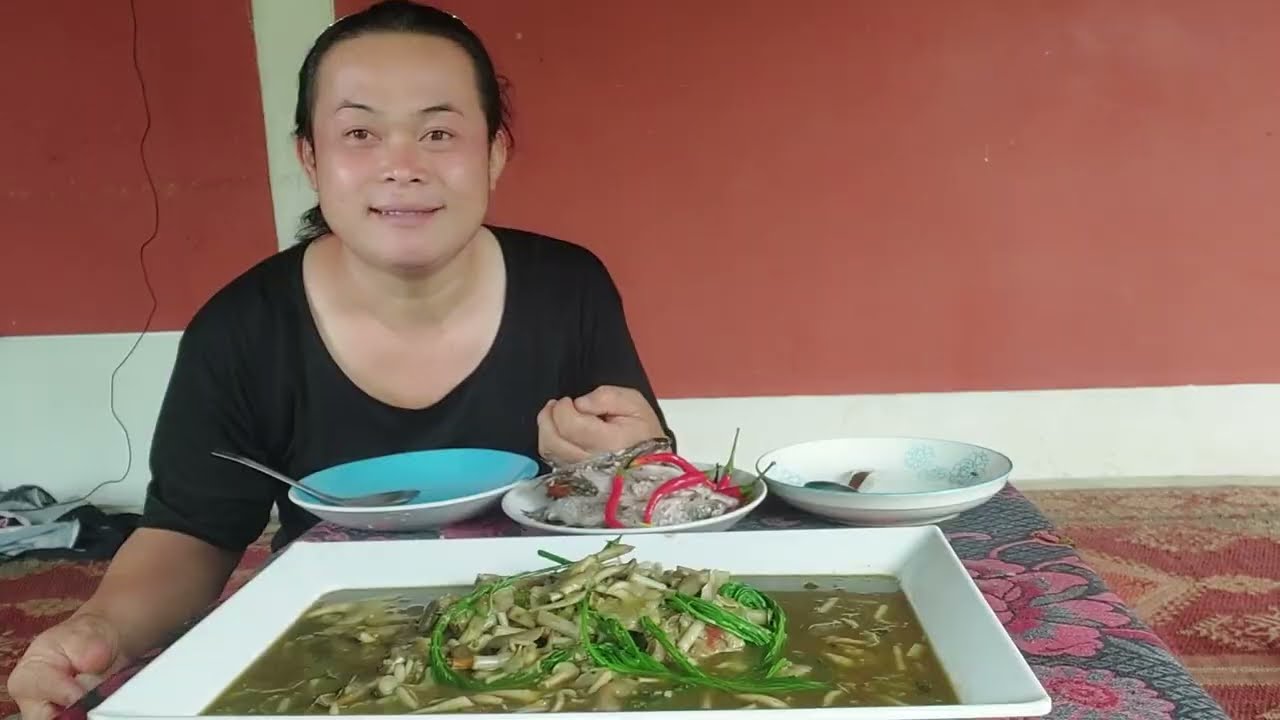 แกงหน่อหวายป่าใส่กระดูกหมูสูตรที่ใส่เครื่องแน่นๆและน้ำยานางข้นๆสาวเฉิ่มกินอย่างแซ่บ