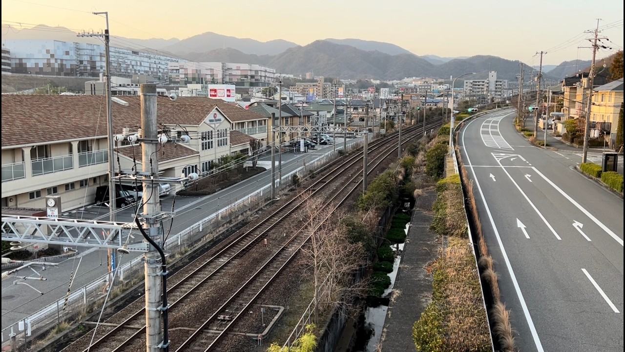 静かな街と歩道橋