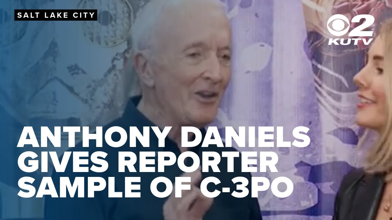 Anthony Daniels give reporter sample of C-3PO at FanX Salt Lake