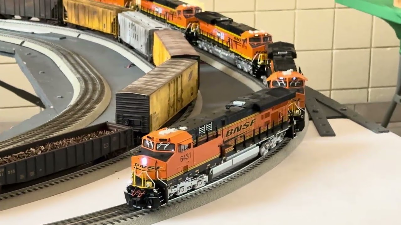 Lionel BNSF Es44AC’s pulling four 737 fuselage freight train