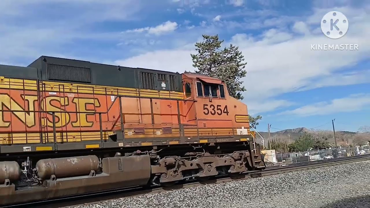 Bnsf 5354 pulling a intermodal train at the Union Pacific yard office in tehachapi california 